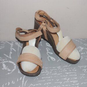 EUC LADIES LEATHER TEVA WEDGE SANDALS - 10 - TAN
